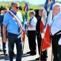 Monsieur Roland Mouren, suivi par Eric Diard, saluent les porte-drapeaux