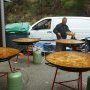 Les cuisiniers concoctent les paellas